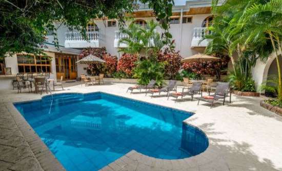 Hotel Buena Vista Alajuela poolside